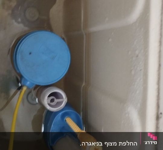מיכל מים עם חלקים פנימיים כחולים